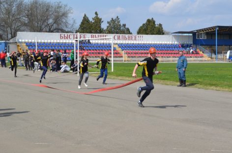 В Сальске, на стадионе «Локомотив», соревновались юные пожарные