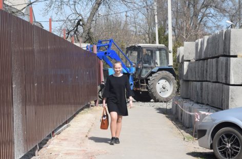 Родители учеников гимназии №2 просят постелить дополнительный тротуар дальше от стройки