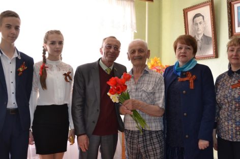 Сальских ветеранов поздравили с наступающим праздником Победы
