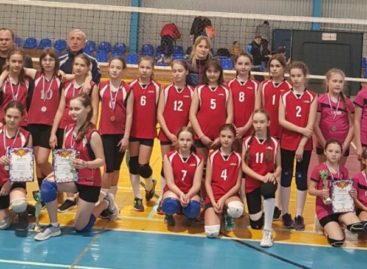 Сальские волейболистки взяли «бронзу» межрайонного турнира