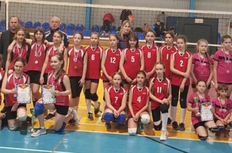 Сальские волейболистки взяли «бронзу» межрайонного турнира