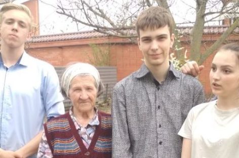 Молодые сальские волонтёры начали «Тимуровский рейд»
