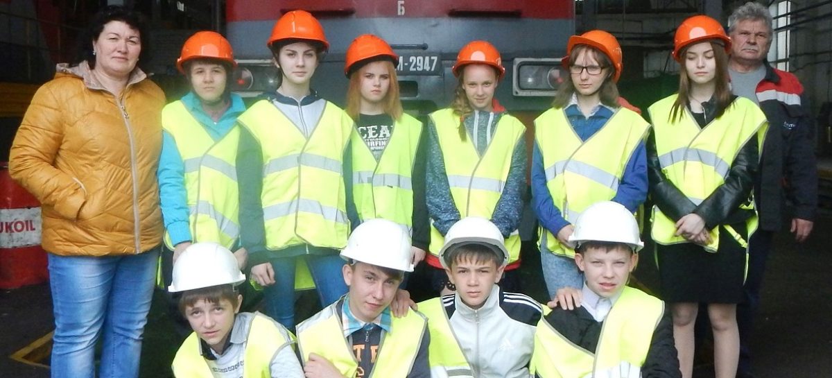 Ребята из сальского приюта побывали на экскурсии в депо