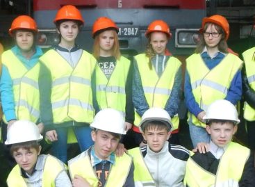 Ребята из сальского приюта побывали на экскурсии в депо