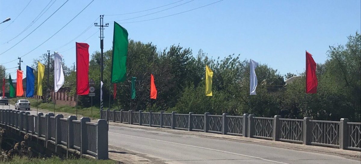 Сальчане жалуются на кражу флагов, украсивших город к 1 Мая