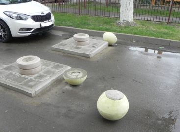 Вандалы в Сальске разбили малые архитектурные формы и погнули флагштоки