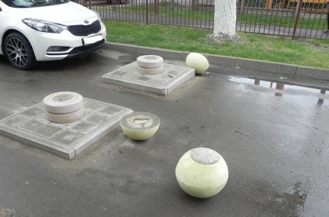 Вандалы в Сальске разбили малые архитектурные формы и погнули флагштоки