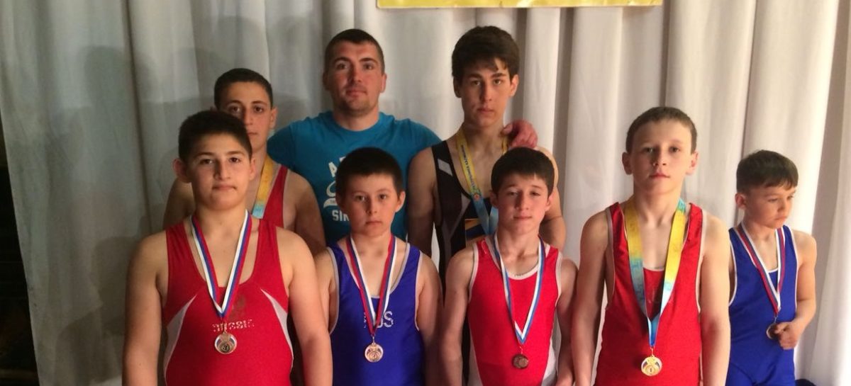 Гигантовские борцы добыли шесть медалей в Городовиковске