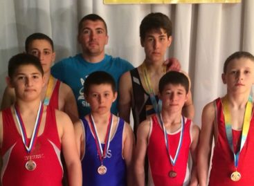 Гигантовские борцы добыли шесть медалей в Городовиковске