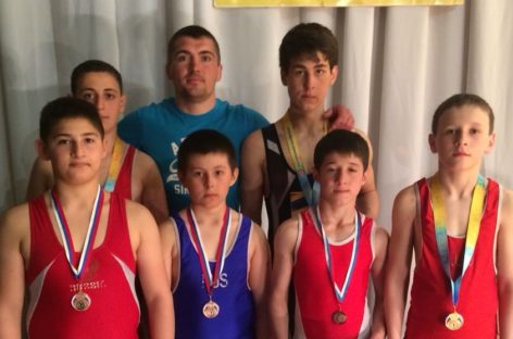 Гигантовские борцы добыли шесть медалей в Городовиковске