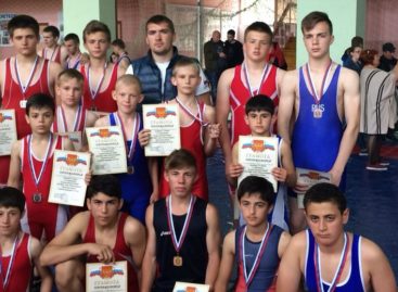 Гигантовцы завоевали 14 наград на фестивале борьбы в Орловском