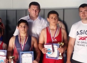 Гигантовские борцы привезли три медали областного турнира из Новочеркасска