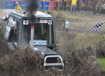 С поля — на гонку: под Ростовом соревновались самые скоростные тракторы