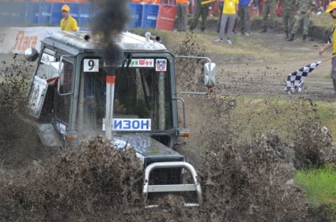 С поля — на гонку: под Ростовом соревновались самые скоростные тракторы