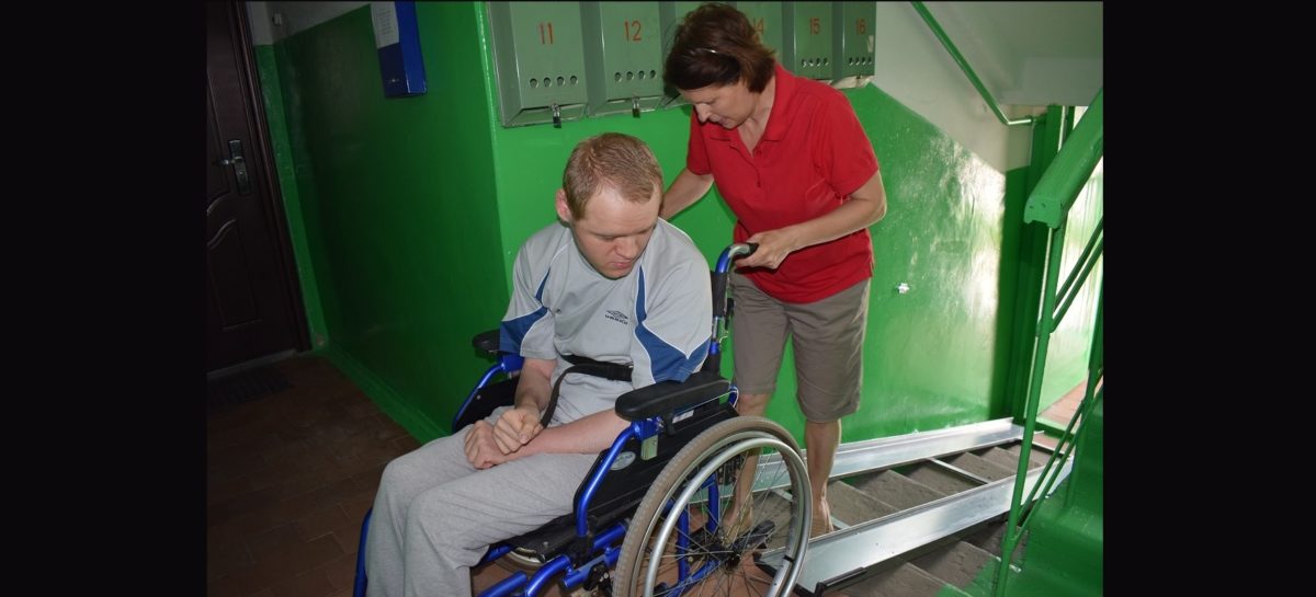 В Сальске, в доме на улице Одесской, установили пандус для инвалида-колясочника