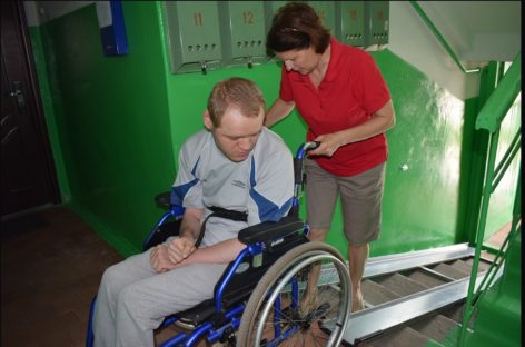 В Сальске, в доме на улице Одесской, установили пандус для инвалида-колясочника