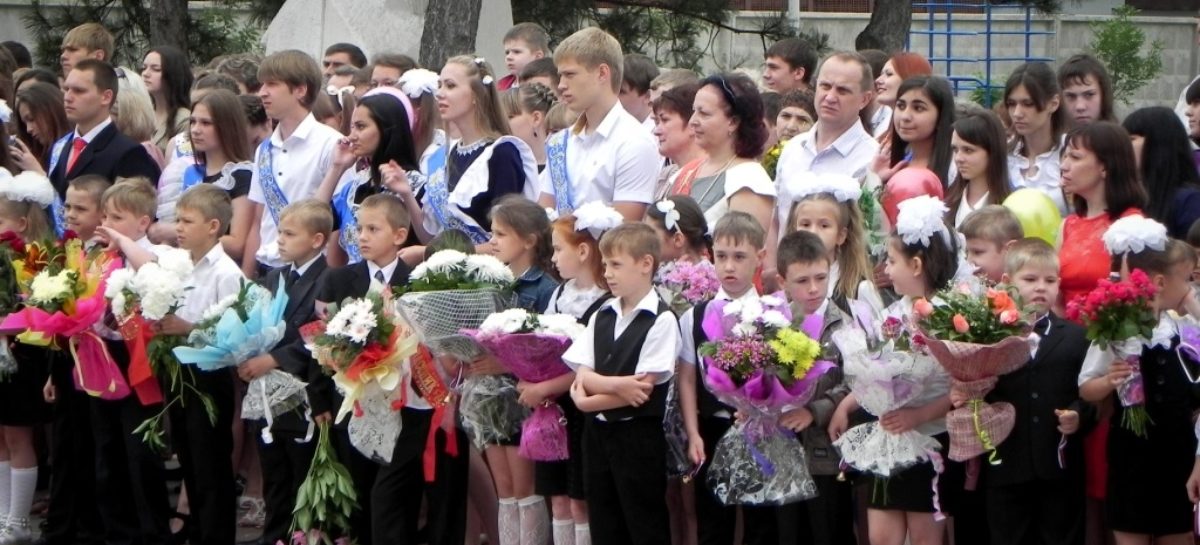 Для 409 сальских выпускников завтра прозвенит последний звонок