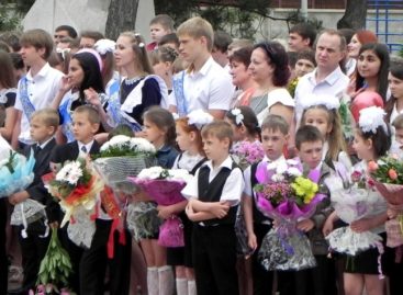 Для 409 сальских выпускников завтра прозвенит последний звонок