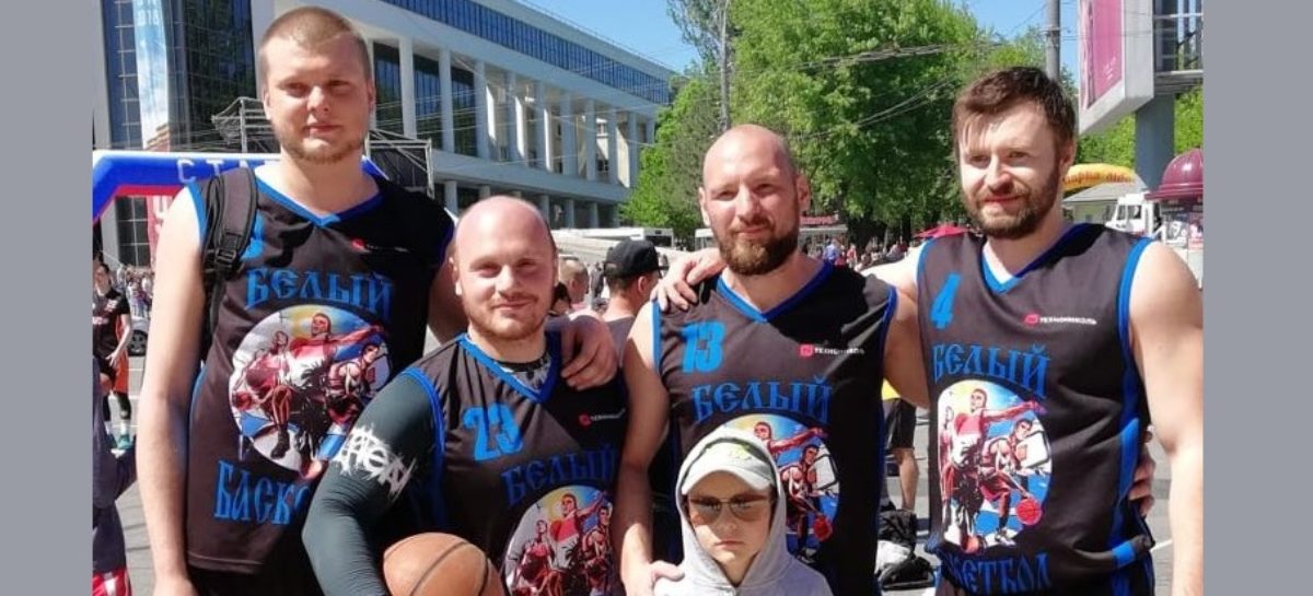 Сальские баскетболисты сражались под кольцом на Театралке