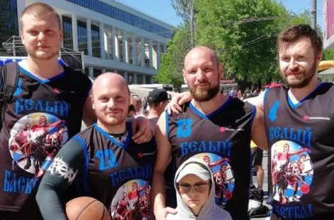 Сальские баскетболисты сражались под кольцом на Театралке