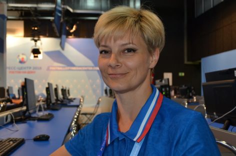 Сальчане на мундиале: волонтер Ирина Корсак помогает гостям ЧМ в Ростове