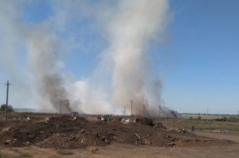 Жители Ново-Сальска вынуждены спать с закрытыми окнами из-за горящей свалки