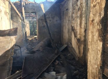 В Сальском районе из-за неосторожности при курении случился пожар
