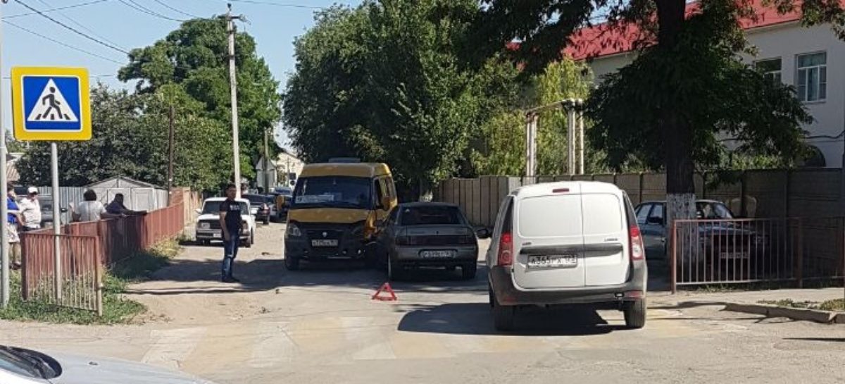В центре Сальска в аварию попала «маршрутка» с пассажирами