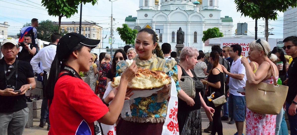 В Ростове-на-Дону в день матча между Бразилией и Швейцарией угощали болельщиков и не только