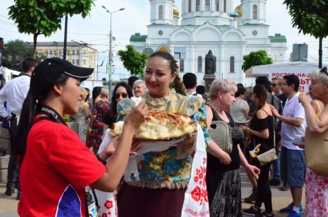В Ростове-на-Дону в день матча между Бразилией и Швейцарией угощали болельщиков и не только