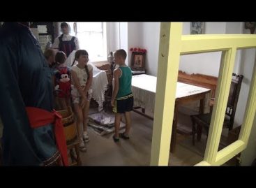 Школьники из Сальского района побывали на выставке «Русская изба» в художественном музее