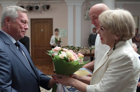 В Ростове наградили семьи, отметившие юбилей