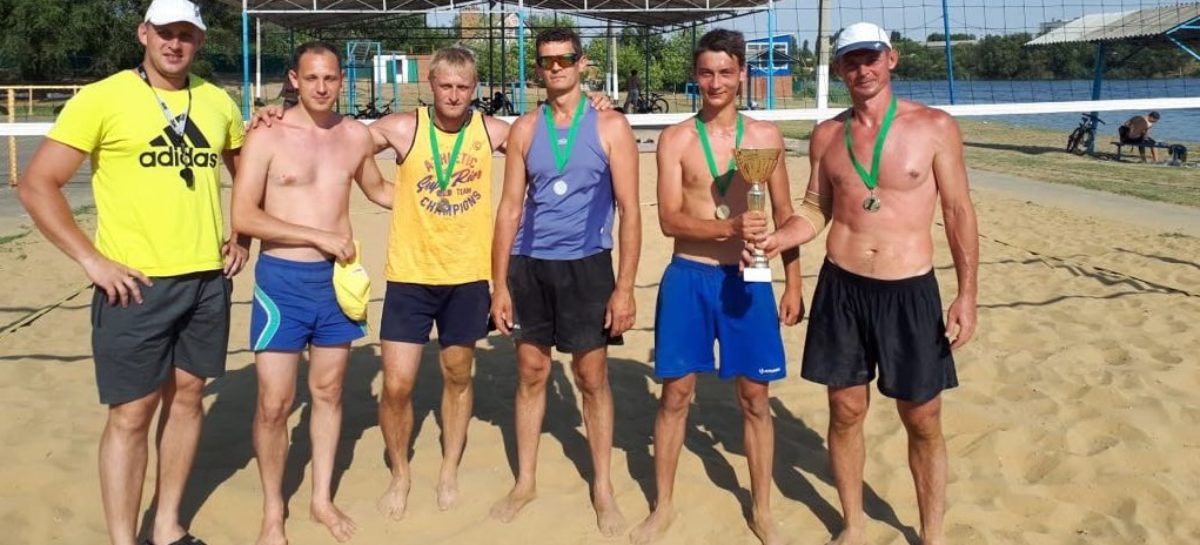 Спорт на пляже: сальские мужчины отстаивали честь района на кубке по волейболу