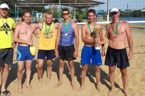 Спорт на пляже: сальские мужчины отстаивали честь района на кубке по волейболу