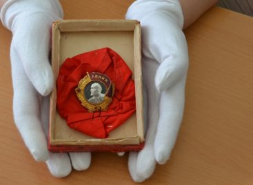 Шаблиевцы подарили художественному музею Сальска орден за трудовые заслуги их предков