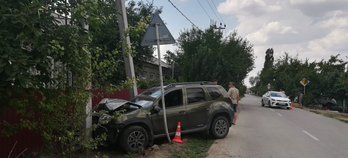 В Сальске водитель «KIA Rio» не уступил дорогу «Renault DUSTER»