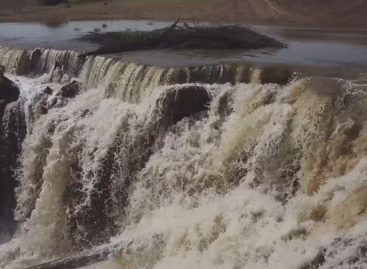 В Сальском районе стихия разрушила плотину и сорвала крышу с ангара с зерном