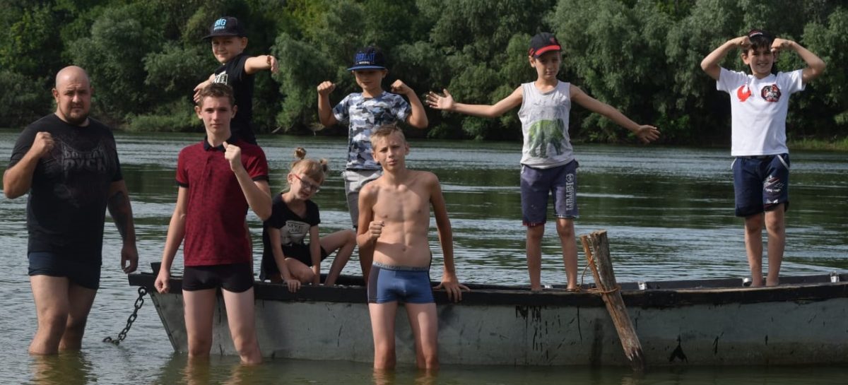 Как отдыхают настоящие мужчины: юные бойцы «Святогора» съездили на сборы
