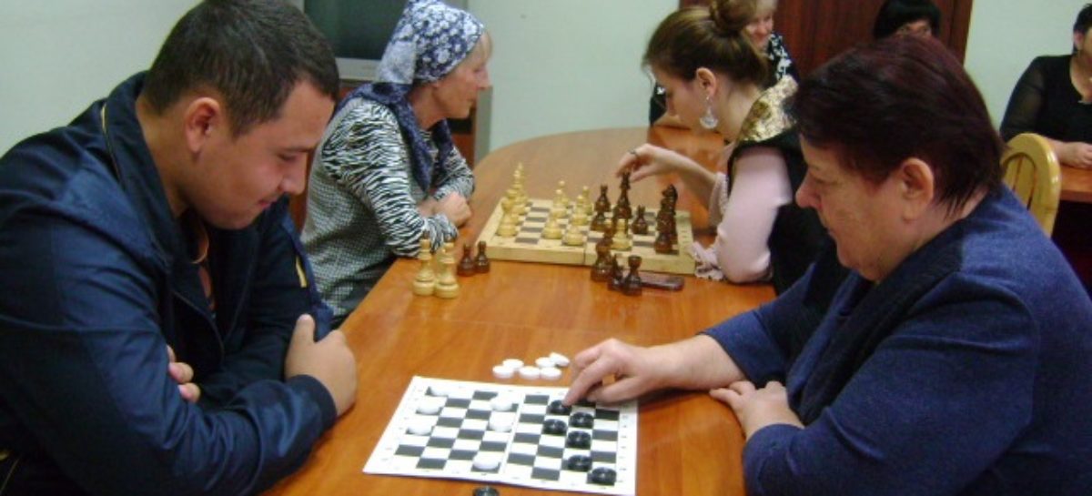 Старшее поколение сальчан сыграло в шахматы и шашки со студентами