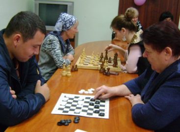 Старшее поколение сальчан сыграло в шахматы и шашки со студентами