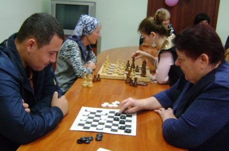 Старшее поколение сальчан сыграло в шахматы и шашки со студентами