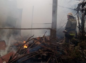 На дачах в Сальске в пожаре пострадали два человека
