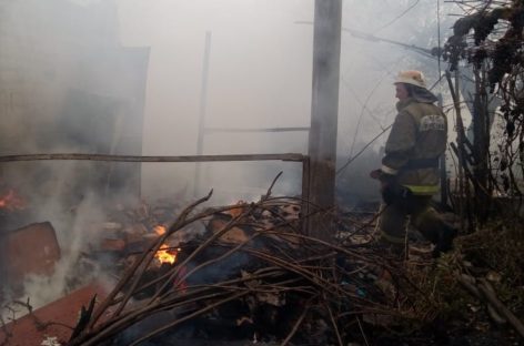 На дачах в Сальске в пожаре пострадали два человека