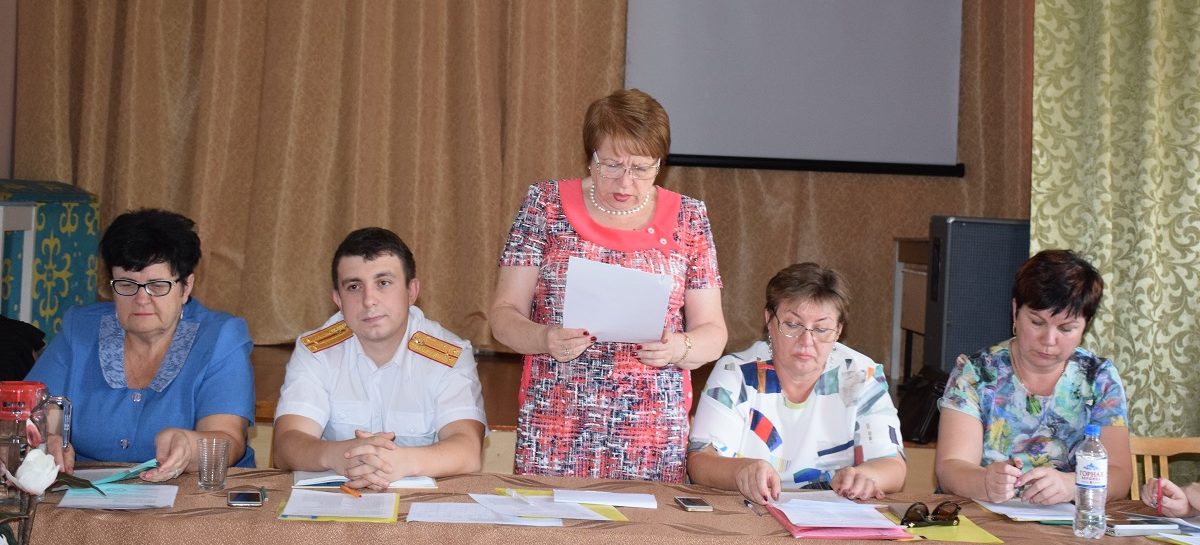 Тринадцатилетняя девочка поранила стеклом руку родной сестре