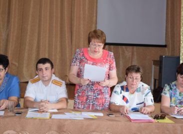 Тринадцатилетняя девочка поранила стеклом руку родной сестре