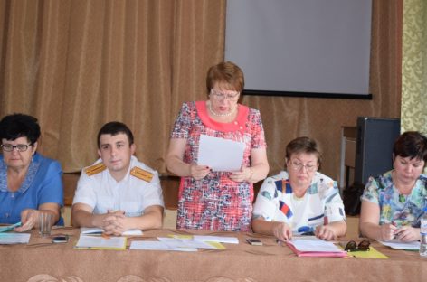 Тринадцатилетняя девочка поранила стеклом руку родной сестре
