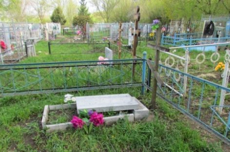 Даже надгробный памятник унесли с могилы