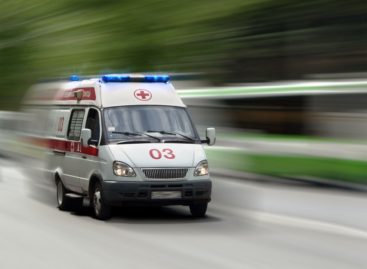 В Сальском районе 17-летняя девушка выпрыгнула из окна третьего этажа