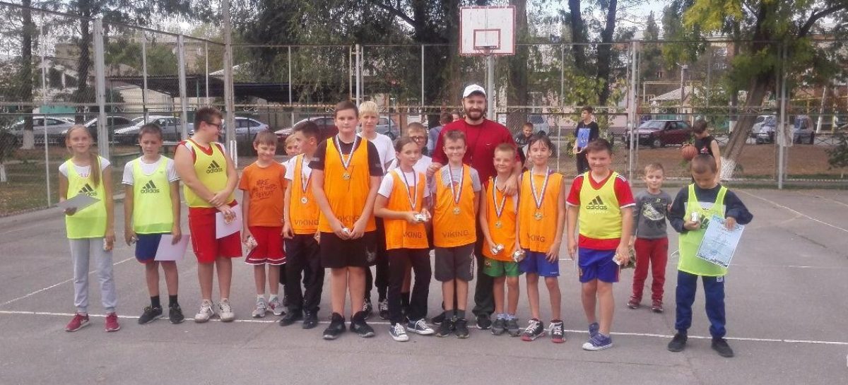 Спортивно провели День города сальские баскетболисты