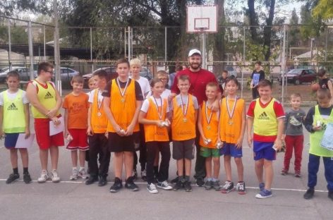 Спортивно провели День города сальские баскетболисты